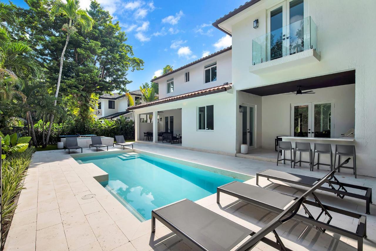 Holiday home Lux Sleeps 18 Guest With Pool Jacuzzi Billiards Basketball *