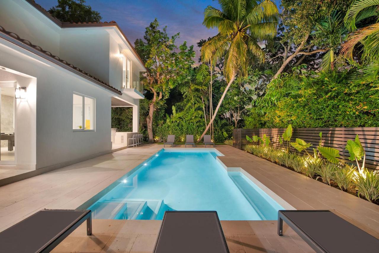 Holiday home Lux Sleeps 18 Guest With Pool Jacuzzi Billiards Basketball