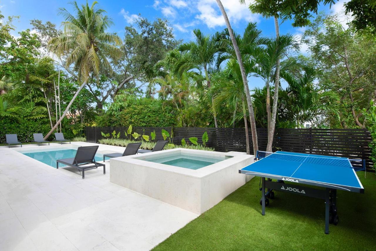 Lux Sleeps 18 Guest With Pool Jacuzzi Billiards Basketball Holiday home *