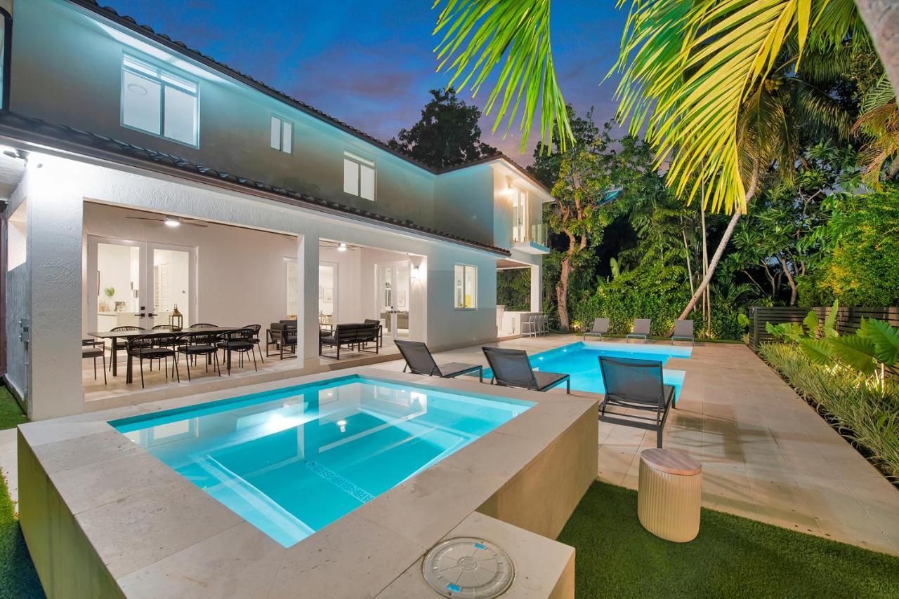 Lux Sleeps 18 Guest With Pool Jacuzzi Billiards Basketball