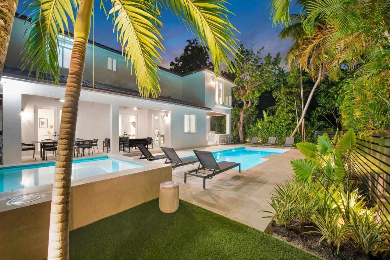 Lux Sleeps 18 Guest With Pool Jacuzzi Billiards Basketball Holiday home Miami