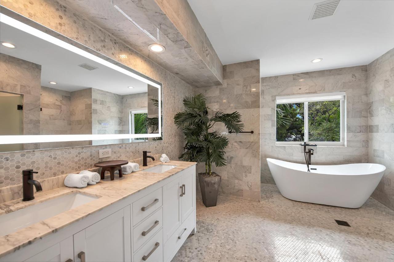 Lux Sleeps 18 Guest With Pool Jacuzzi Billiards Basketball Holiday home Miami