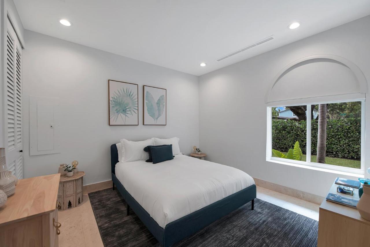 Lux Sleeps 18 Guest With Pool Jacuzzi Billiards Basketball Holiday home