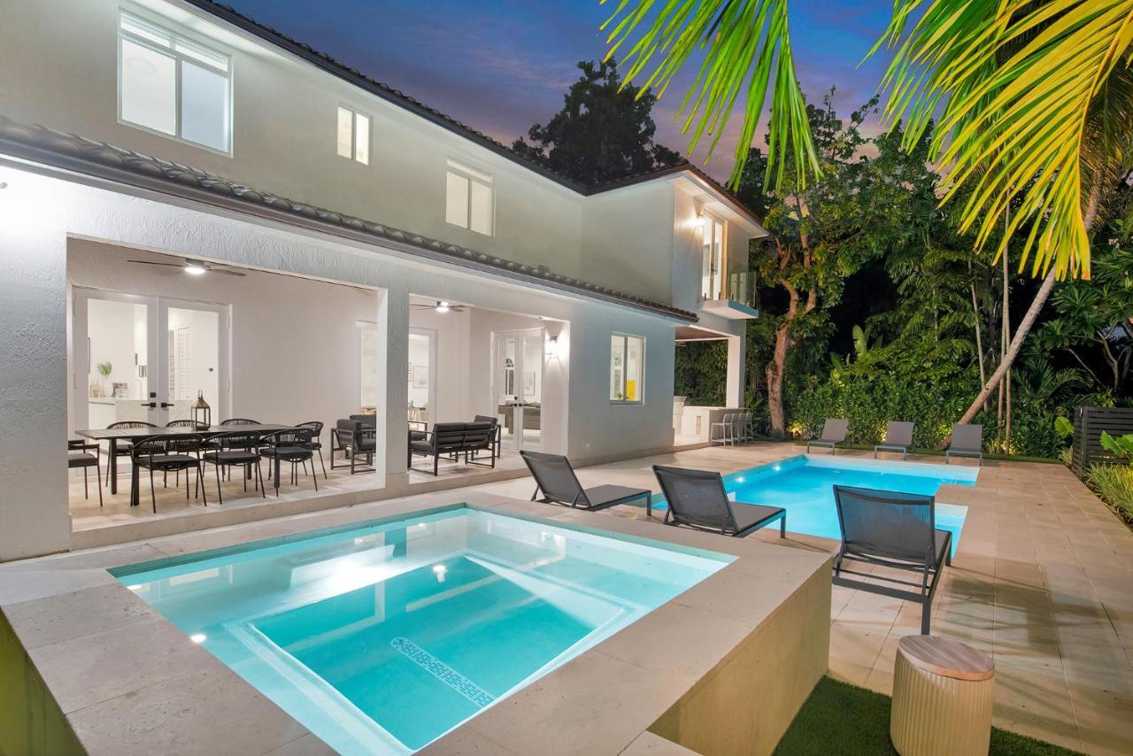 Lux Sleeps 18 Guest With Pool Jacuzzi Billiards Basketball Holiday home *