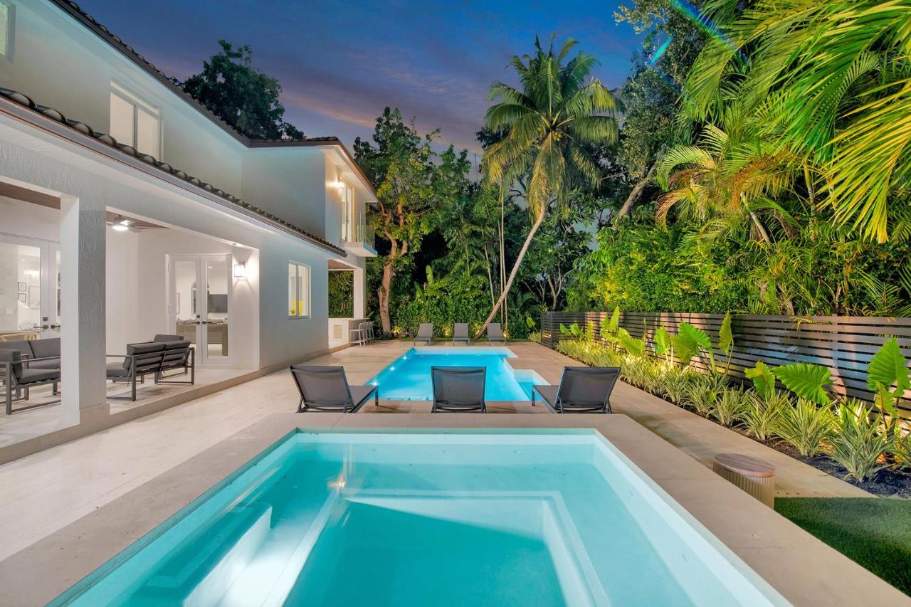 Holiday home Lux Sleeps 18 Guest With Pool Jacuzzi Billiards Basketball