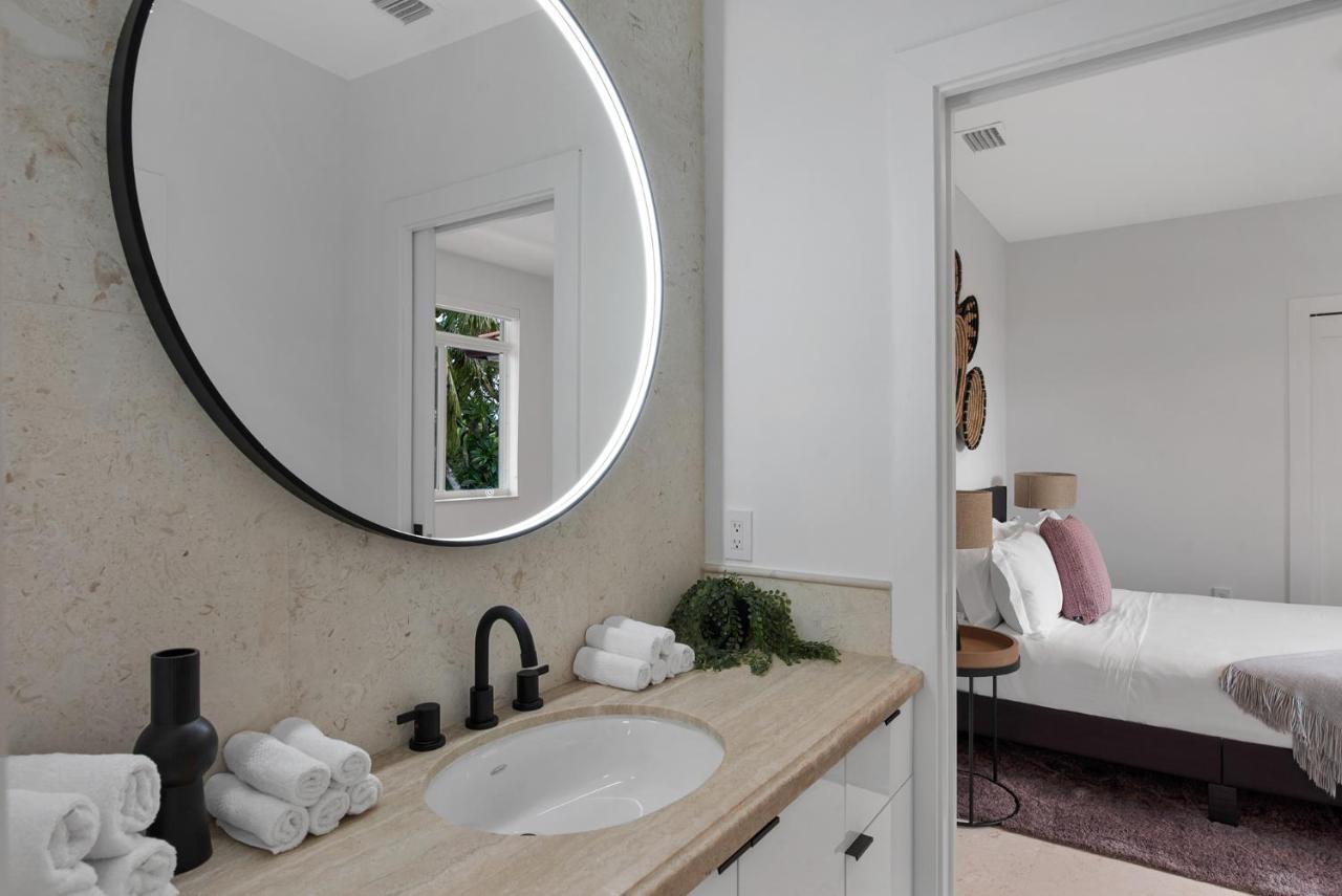Lux Sleeps 18 Guest With Pool Jacuzzi Billiards Basketball Holiday home