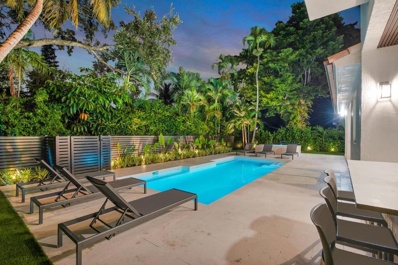 Holiday home Lux Sleeps 18 Guest With Pool Jacuzzi Billiards Basketball *