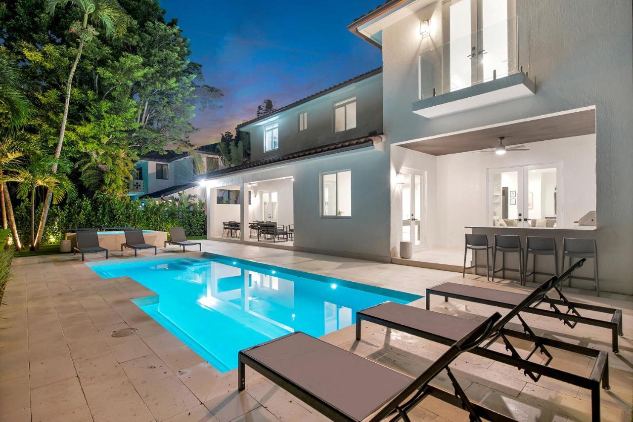 Lux Sleeps 18 Guest With Pool Jacuzzi Billiards Basketball Holiday home *