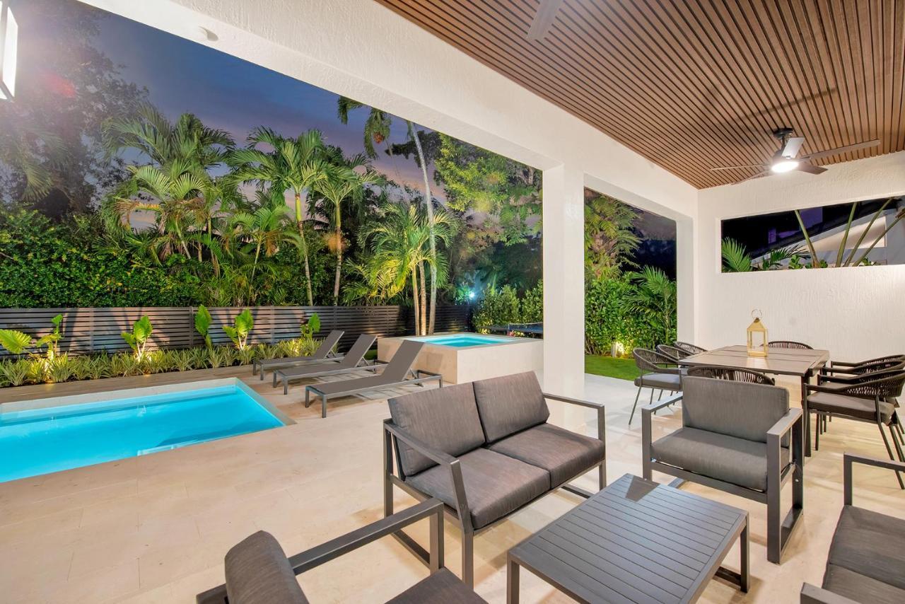 Holiday home Lux Sleeps 18 Guest With Pool Jacuzzi Billiards Basketball