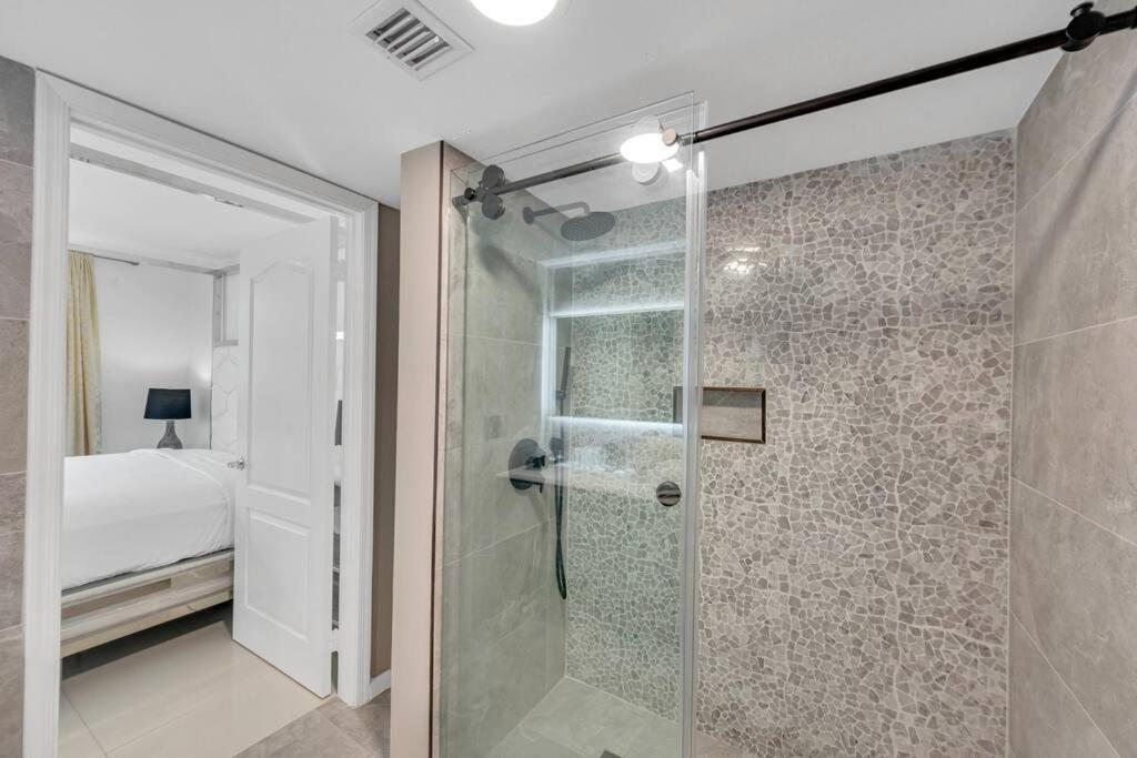Apartment Luxurious Private Unit With Parking *