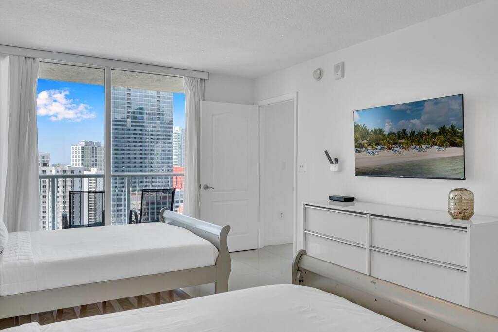 Luxurious Private Unit With Parking