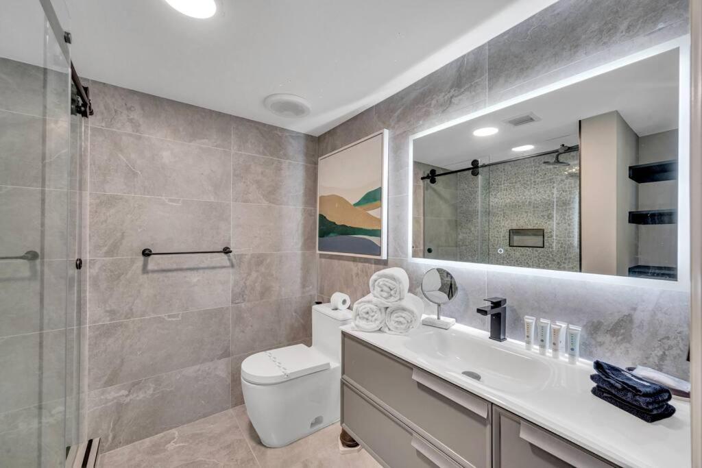Luxurious Private Unit With Parking