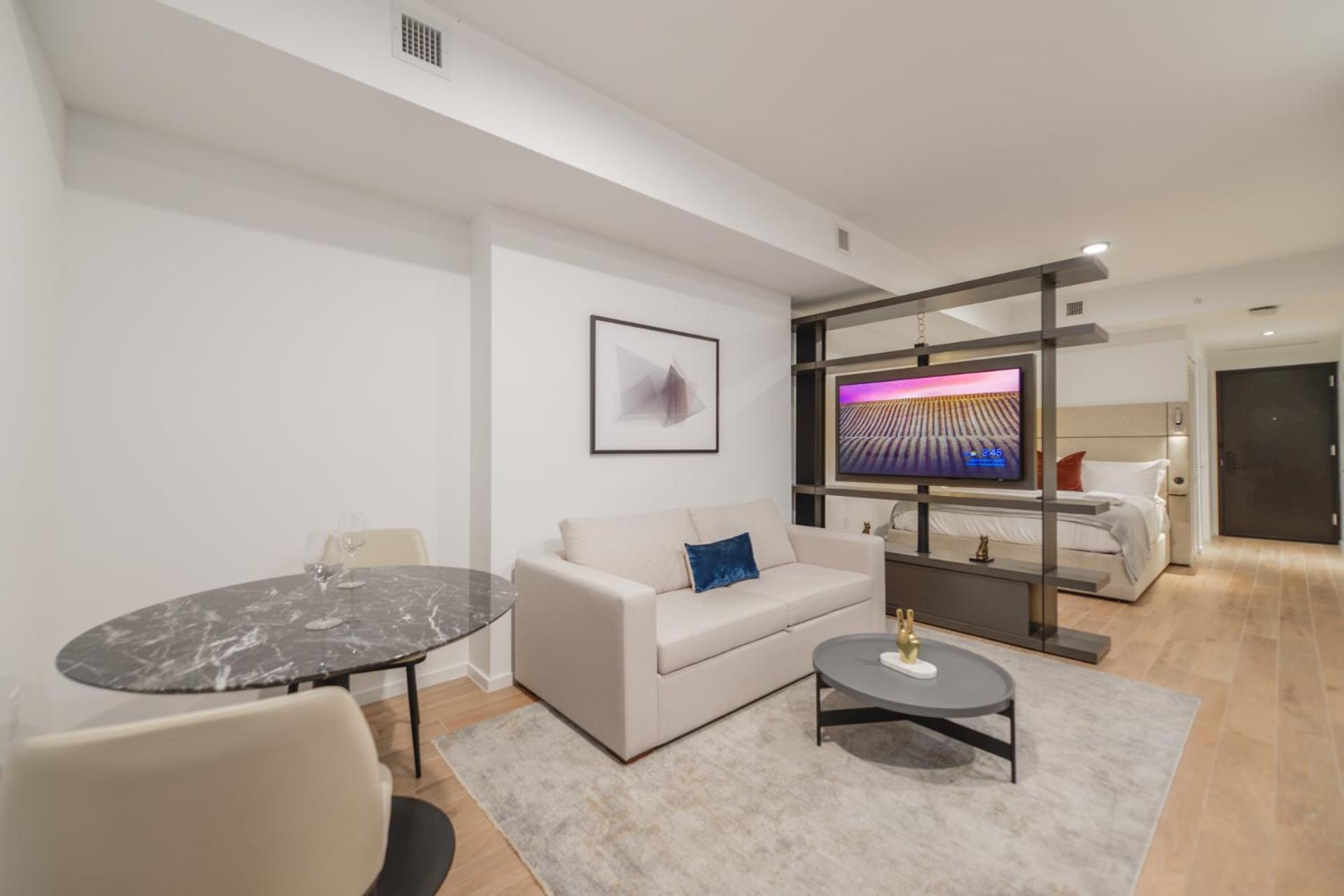 Bayside Luxury: Studio Near Bayfront Park