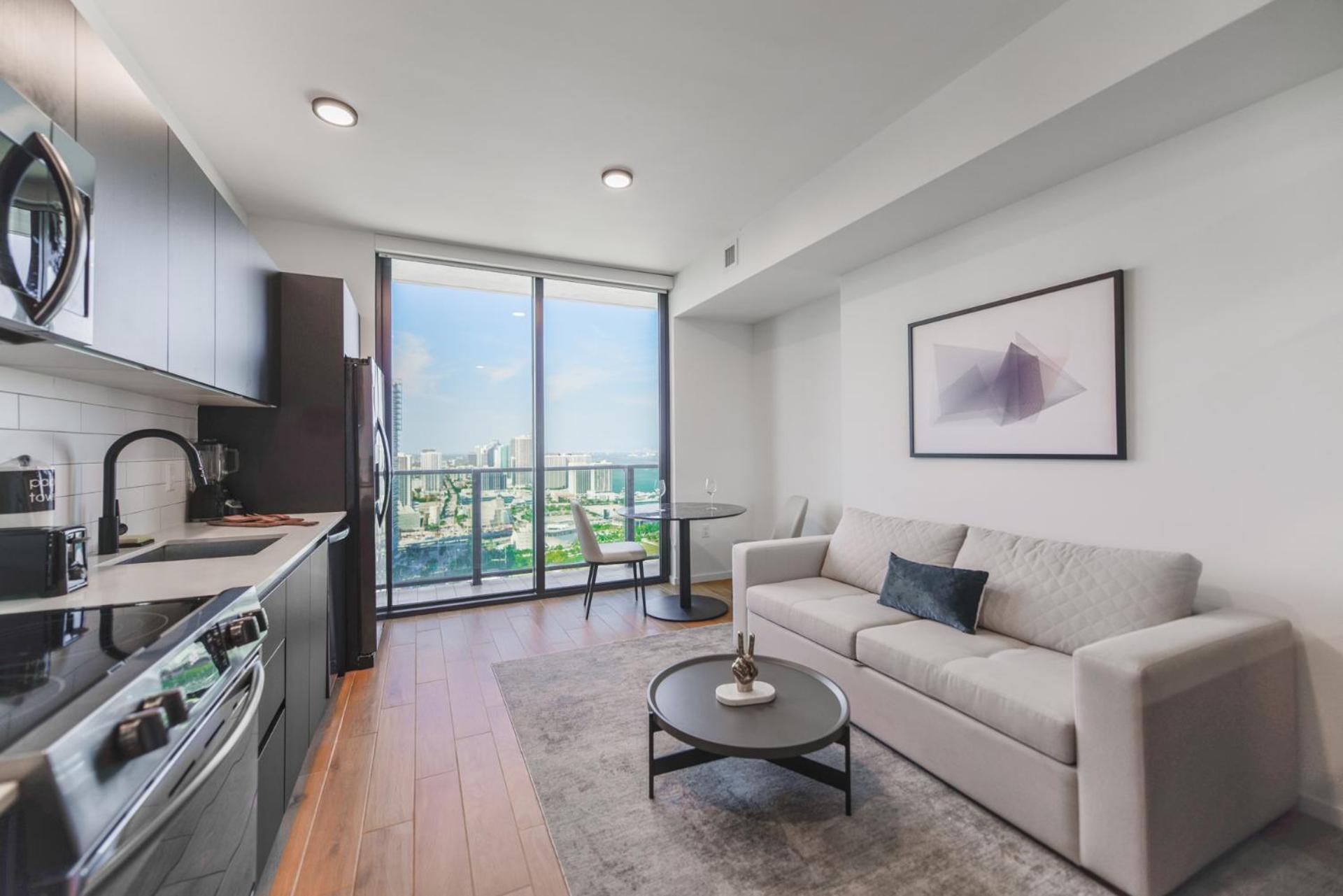 Bayside Luxury: Studio Near Bayfront Park Miami