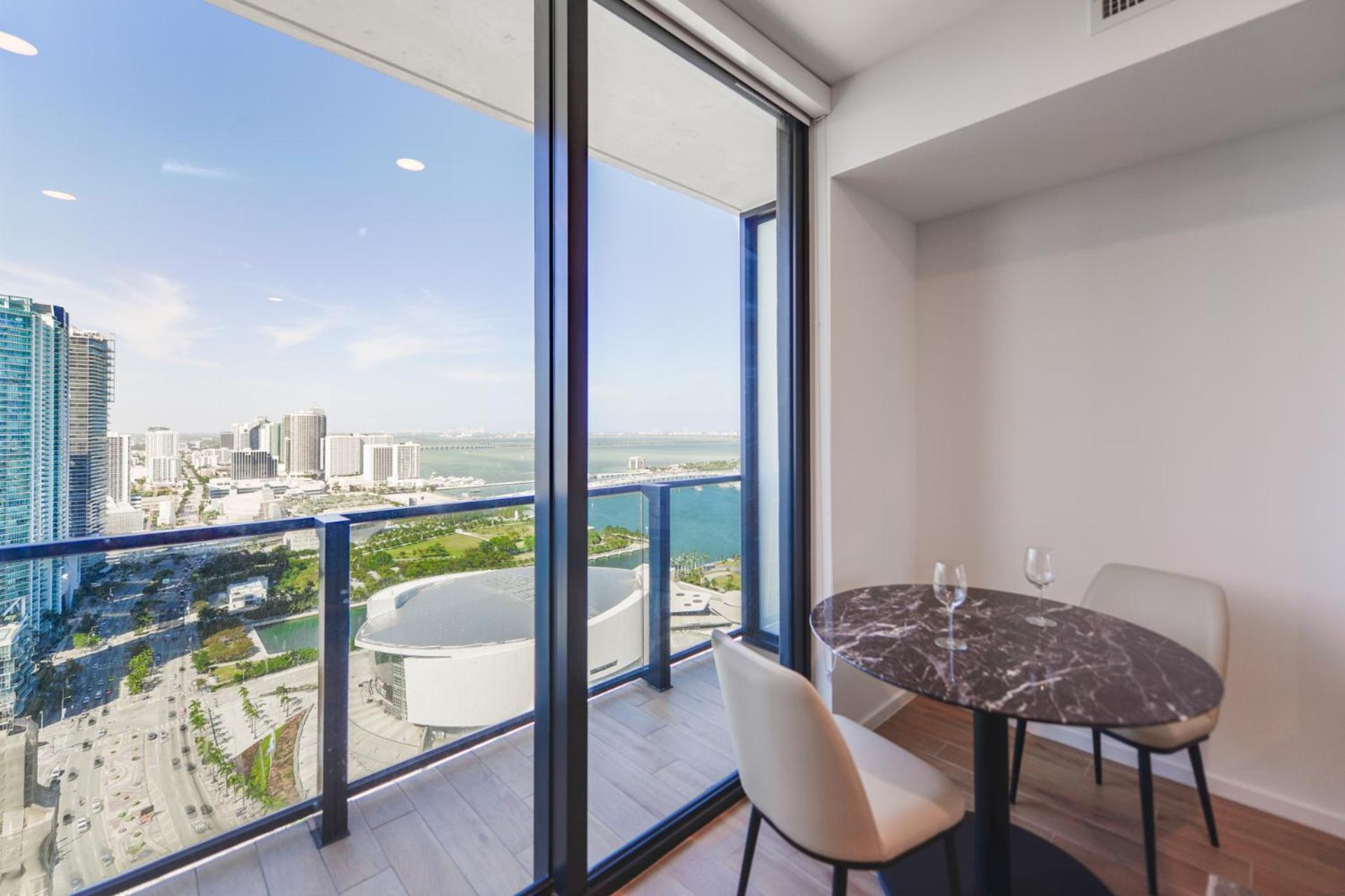Bayside Luxury: Studio Near Bayfront Park * Miami