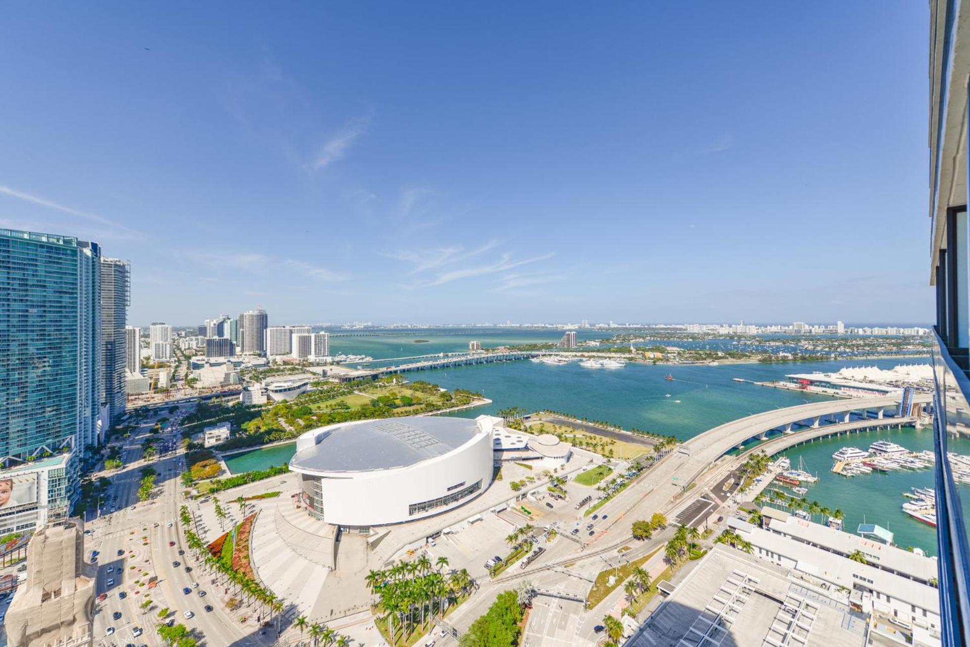 Bayside Luxury: Studio Near Bayfront Park Miami