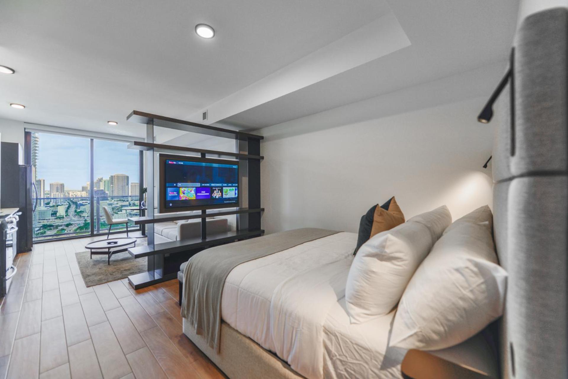 Breathtaking Studio With Bay & City Views Apartment *