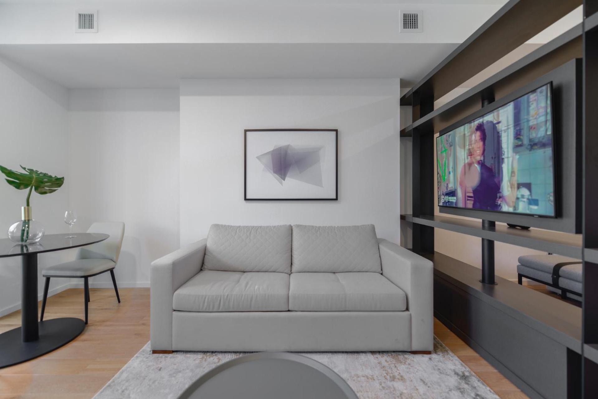 Breathtaking Studio With Bay & City Views *