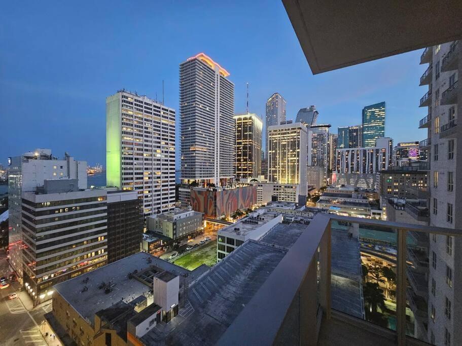 Downtown Elegance. 17th Floor Yotelpad Apartment