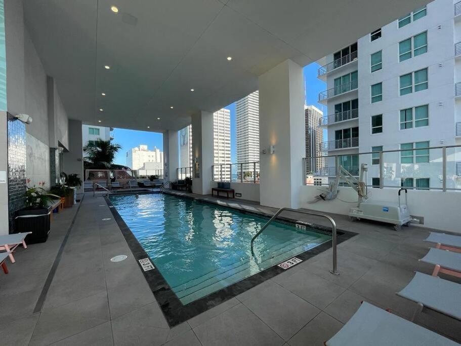 Downtown Elegance. 17th Floor Yotelpad Apartment *