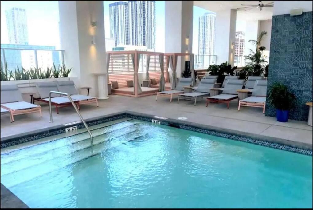 Downtown Elegance. 17th Floor Yotelpad Apartment *