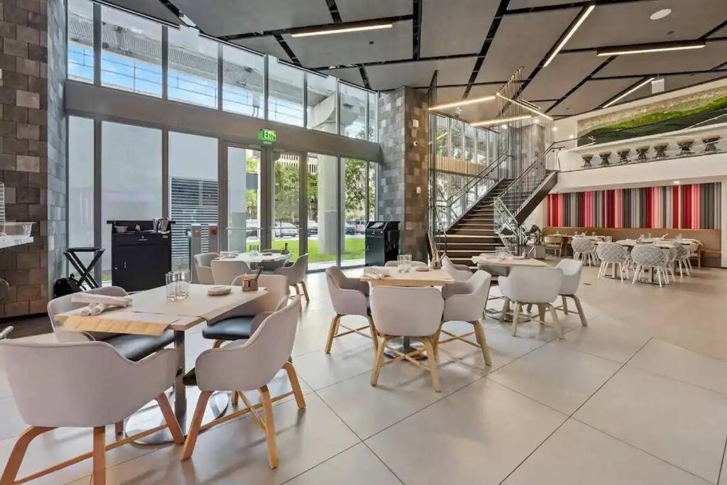 Downtown Elegance. 17th Floor Yotelpad Apartment Miami