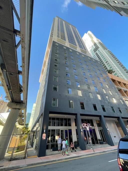 Downtown Elegance. 17th Floor Yotelpad Apartment Miami