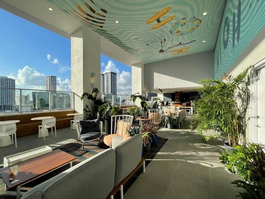 Downtown Elegance. 17th Floor Yotelpad *