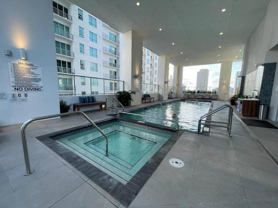 Downtown Elegance. 17th Floor Yotelpad