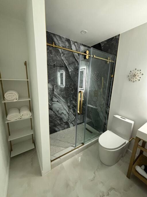 Holiday home Wynwood House, Sleeps 8, Gazebo, Bbq, Washer & Dryer, Coffee Station Miami