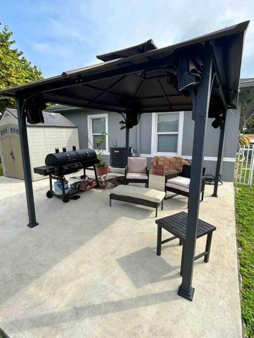 Wynwood House, Sleeps 8, Gazebo, Bbq, Washer & Dryer, Coffee Station Miami