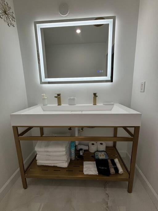Wynwood House, Sleeps 8, Gazebo, Bbq, Washer & Dryer, Coffee Station Miami