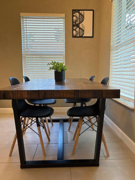 Wynwood House, Sleeps 8, Gazebo, Bbq, Washer & Dryer, Coffee Station Holiday home