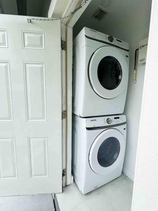 Wynwood House, Sleeps 8, Gazebo, Bbq, Washer & Dryer, Coffee Station * Miami