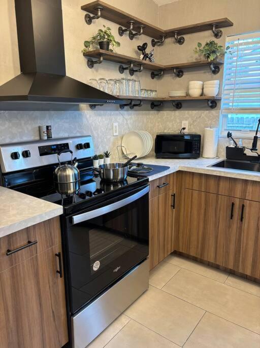 Wynwood House, Sleeps 8, Gazebo, Bbq, Washer & Dryer, Coffee Station Holiday home Miami