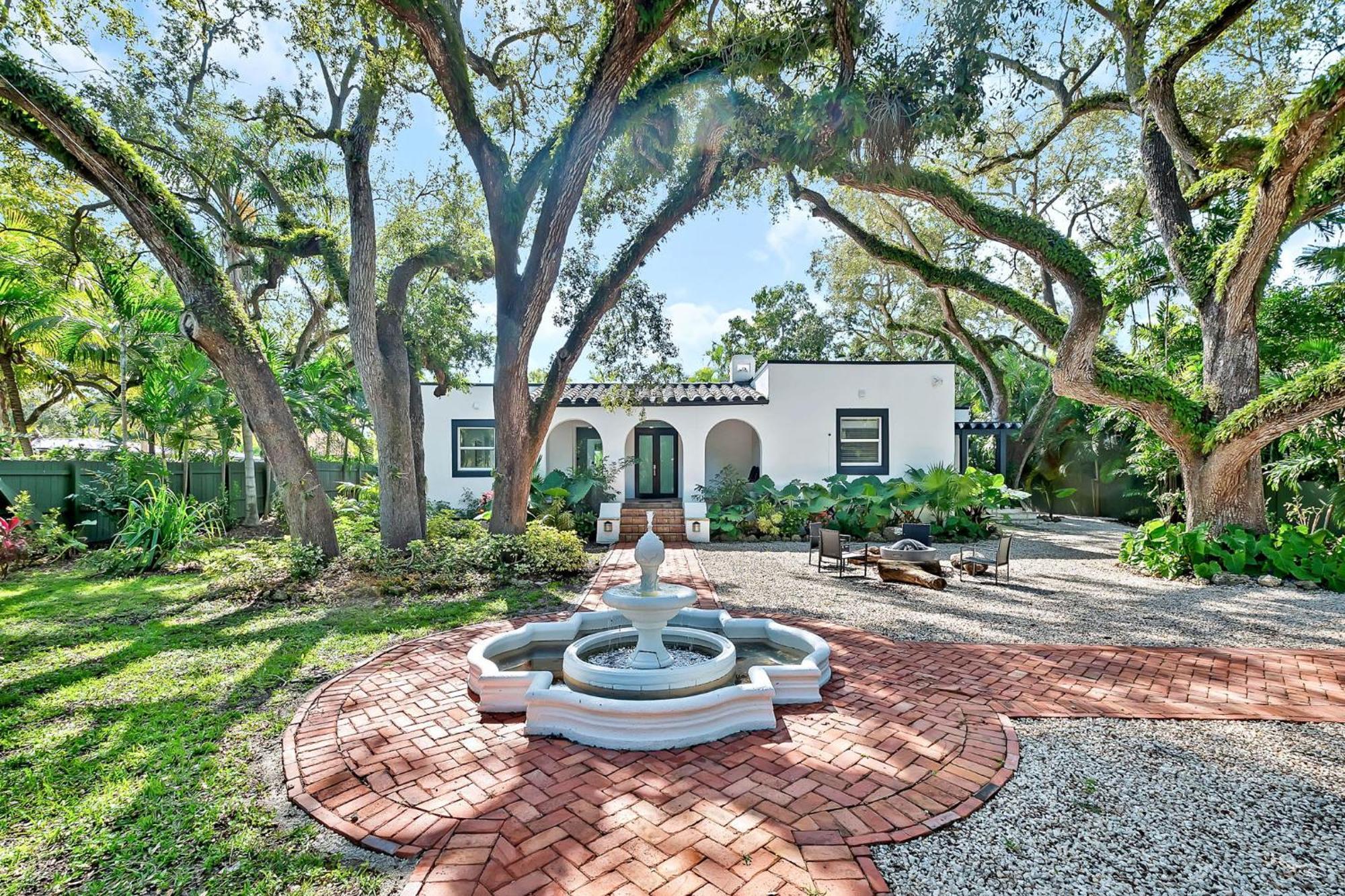 Tropicale Stunning 4 Bedroom 4 Bath With Pool And Bbq