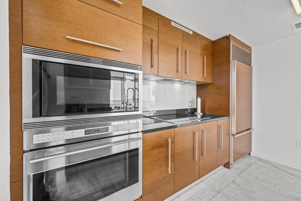 41st Floor Icon Brickell Corner 2 Bed/2bath With Bay And Cityview • 5 Star Apartment *