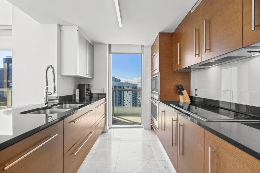 41st Floor Icon Brickell Corner 2 Bed/2bath With Bay And Cityview • 5 Star Apartment *
