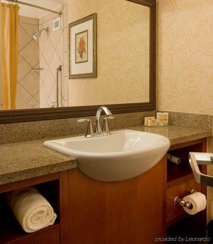 Courtyard Coral Gables Hotel 3*