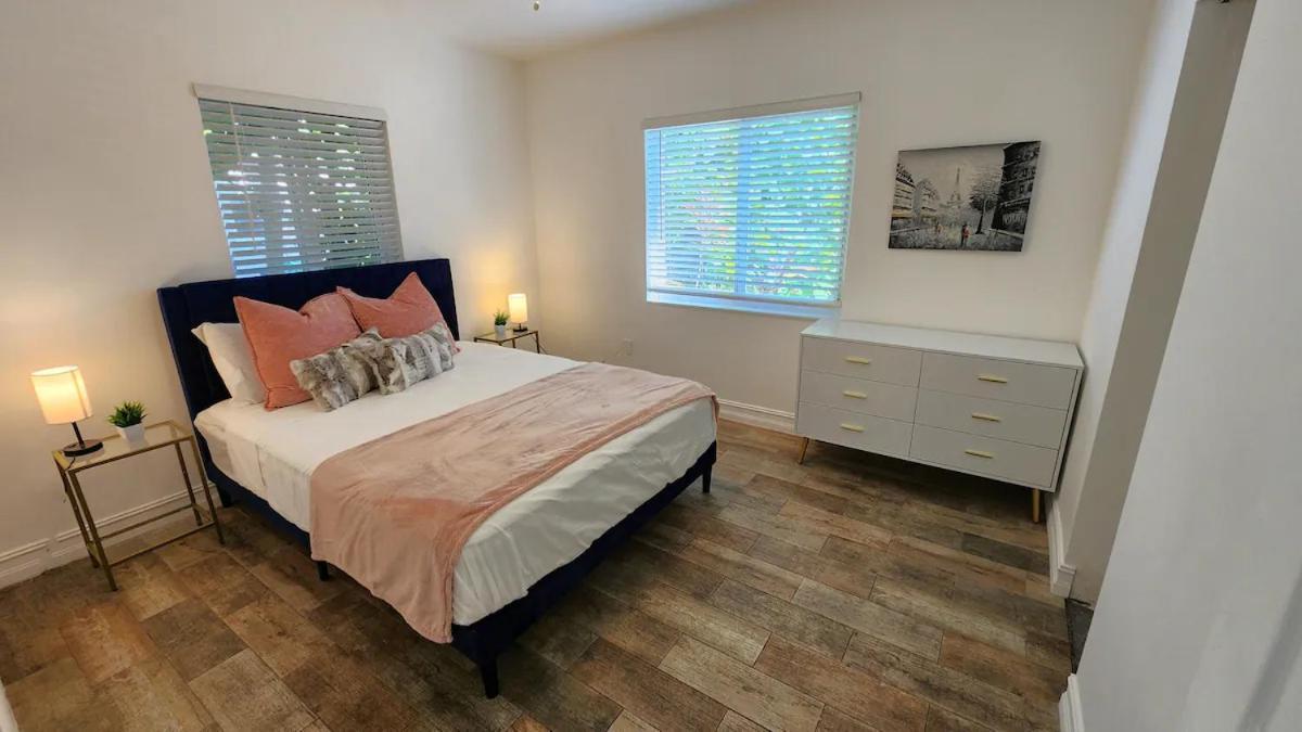 Holiday home 3 Bd House In Design District!