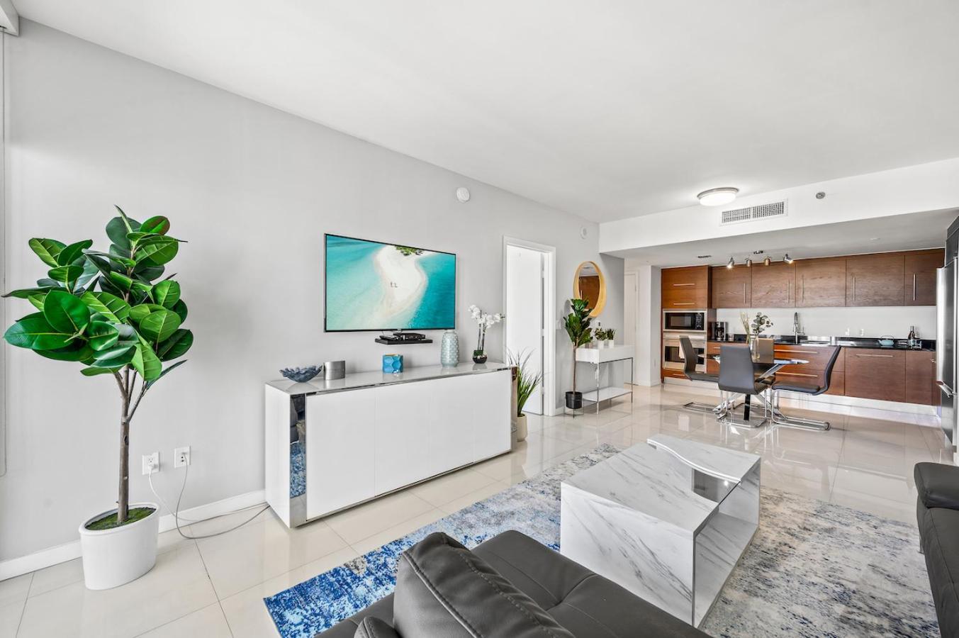 *iconic W Icon Condo/ Pool&waterviews*freespa*