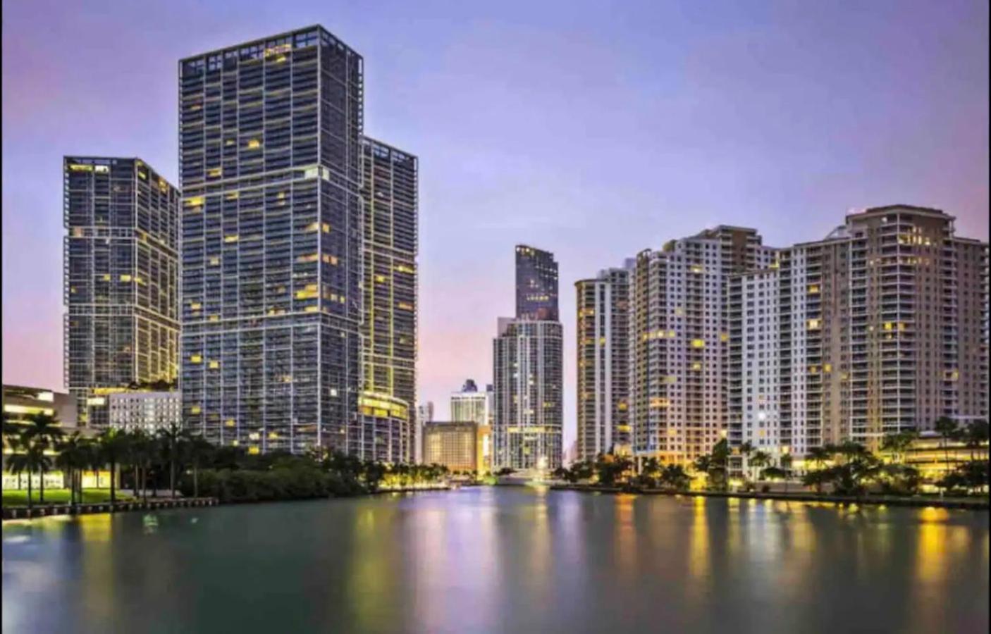 *iconic W Icon Condo/ Pool&waterviews*freespa* Apartment *