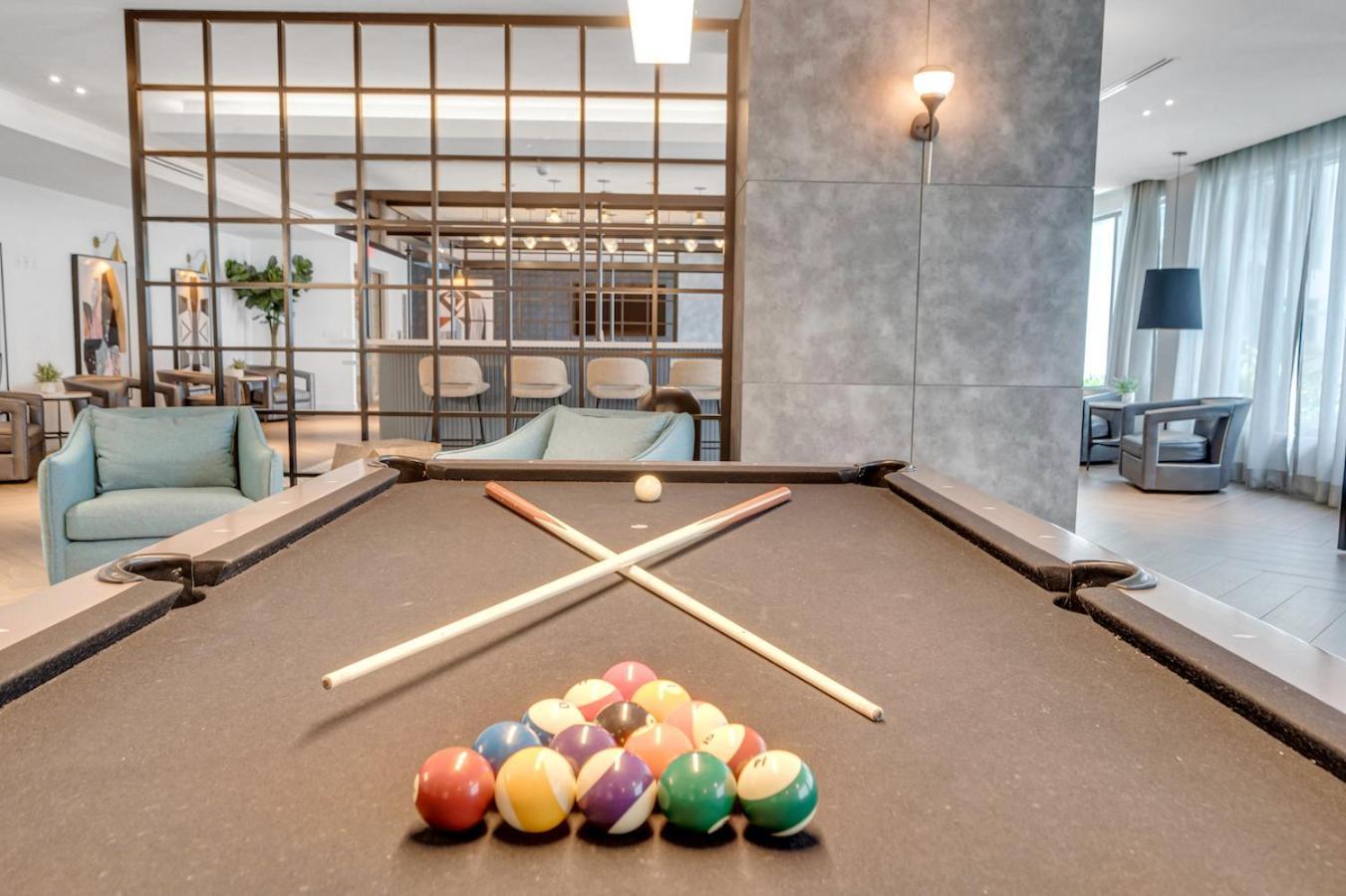 Modern Unit In The Heart Of Downtown With Free Parking *