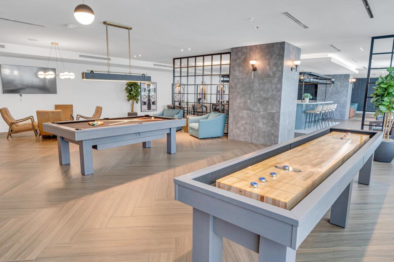 Modern Unit In The Heart Of Downtown With Free Parking
