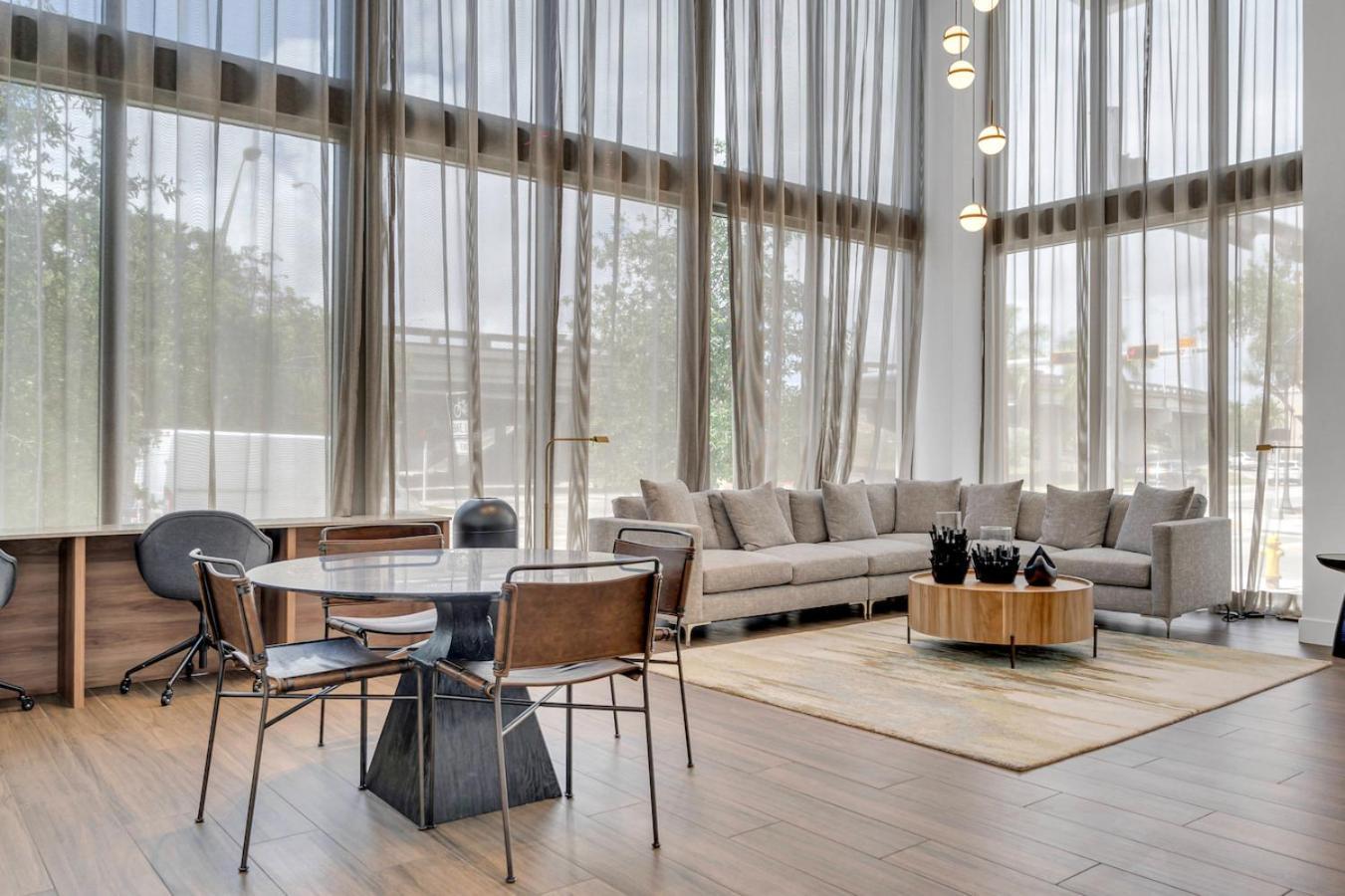 Modern Unit In The Heart Of Downtown With Free Parking * Miami