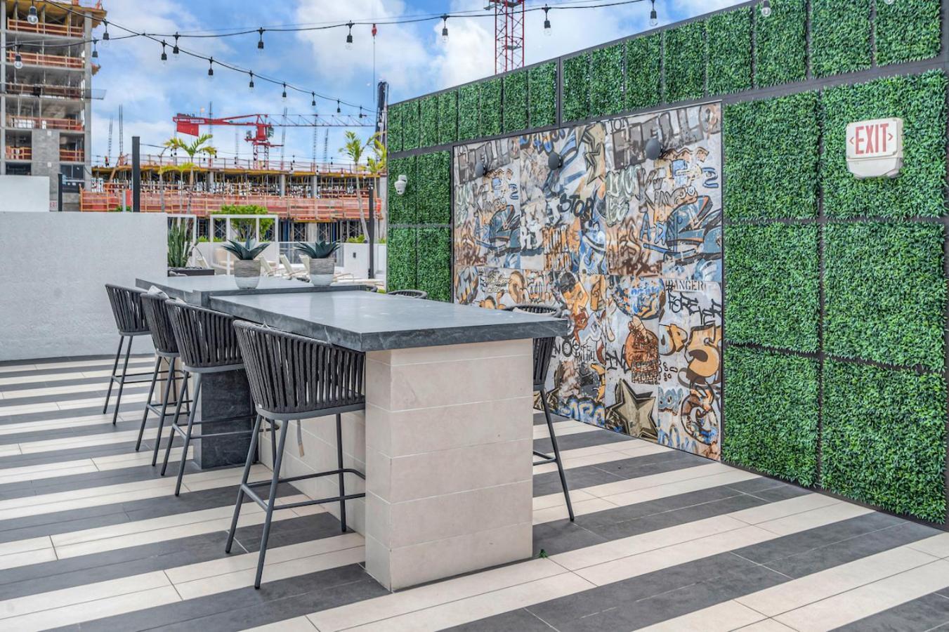 Apartment Modern Unit In The Heart Of Downtown With Free Parking *