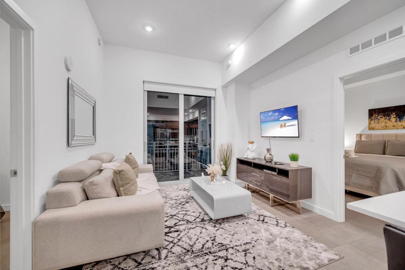 Modern Unit In The Heart Of Downtown With Free Parking Apartment