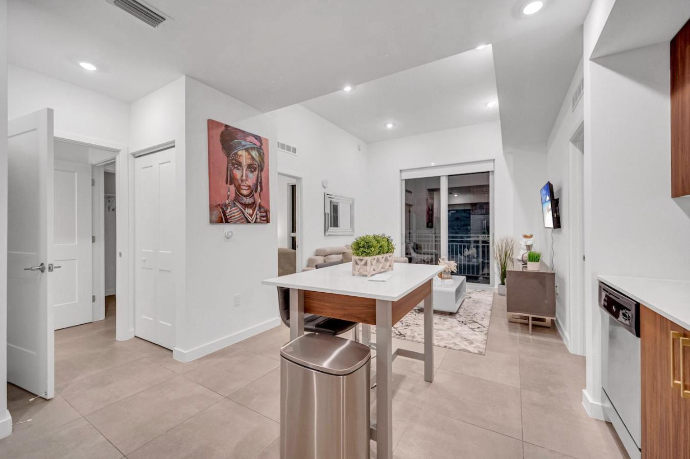 Apartment Modern Unit In The Heart Of Downtown With Free Parking *
