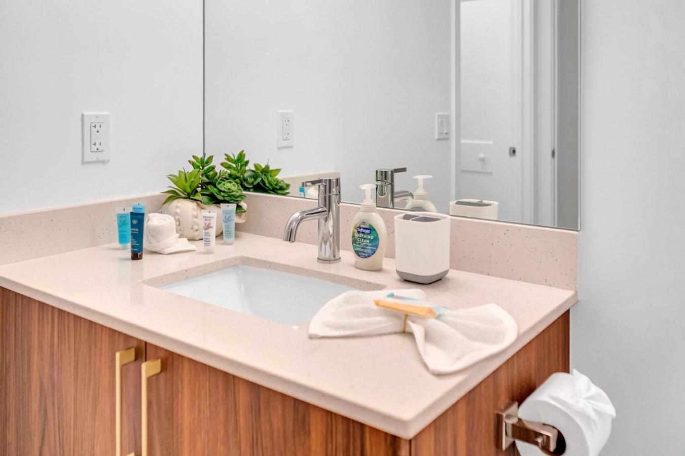 Modern Unit In The Heart Of Downtown With Free Parking