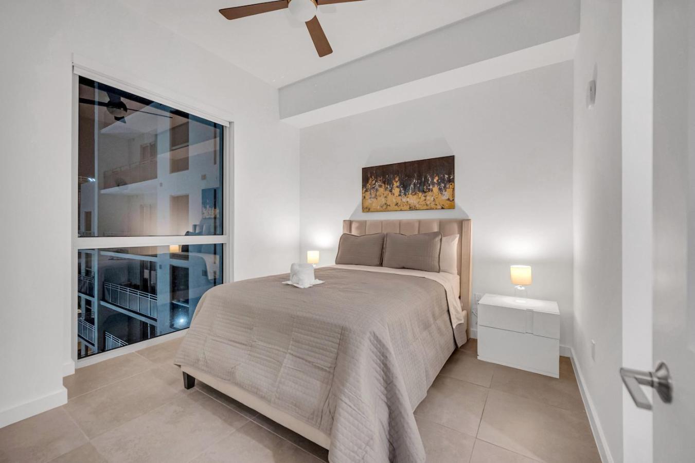 Modern Unit In The Heart Of Downtown With Free Parking Apartment *